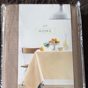 JCP 70 inch round tablecloth